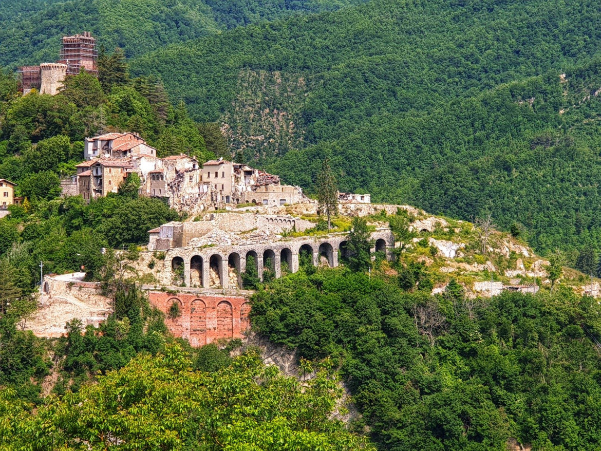 Cinque anni dal sisma. Le strade in salita dell’Appennino ferito