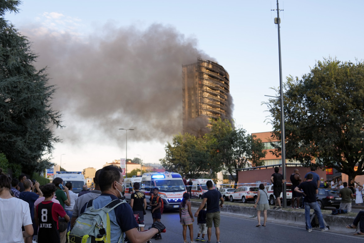 La Torre in fiamme, quei pannelli bruciati «come cartone»