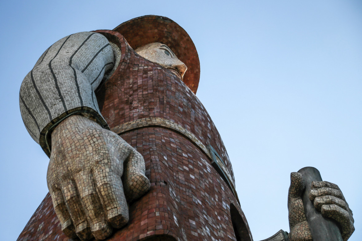 «Genocida e stupratore». Giù la statua di Borba Gato