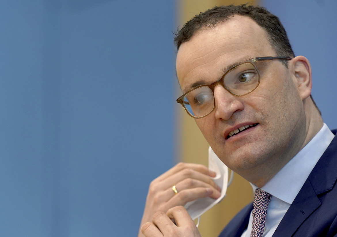 Il ministro Spahn: «Entro l’inverno i tedeschi saranno immunizzati o morti»