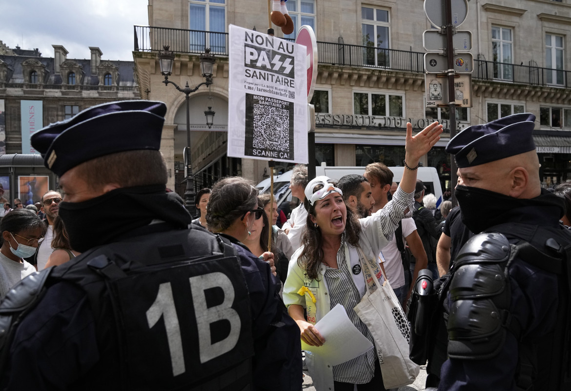 Ok dei giudici costituzionali al pass, ma in Francia sale la protesta