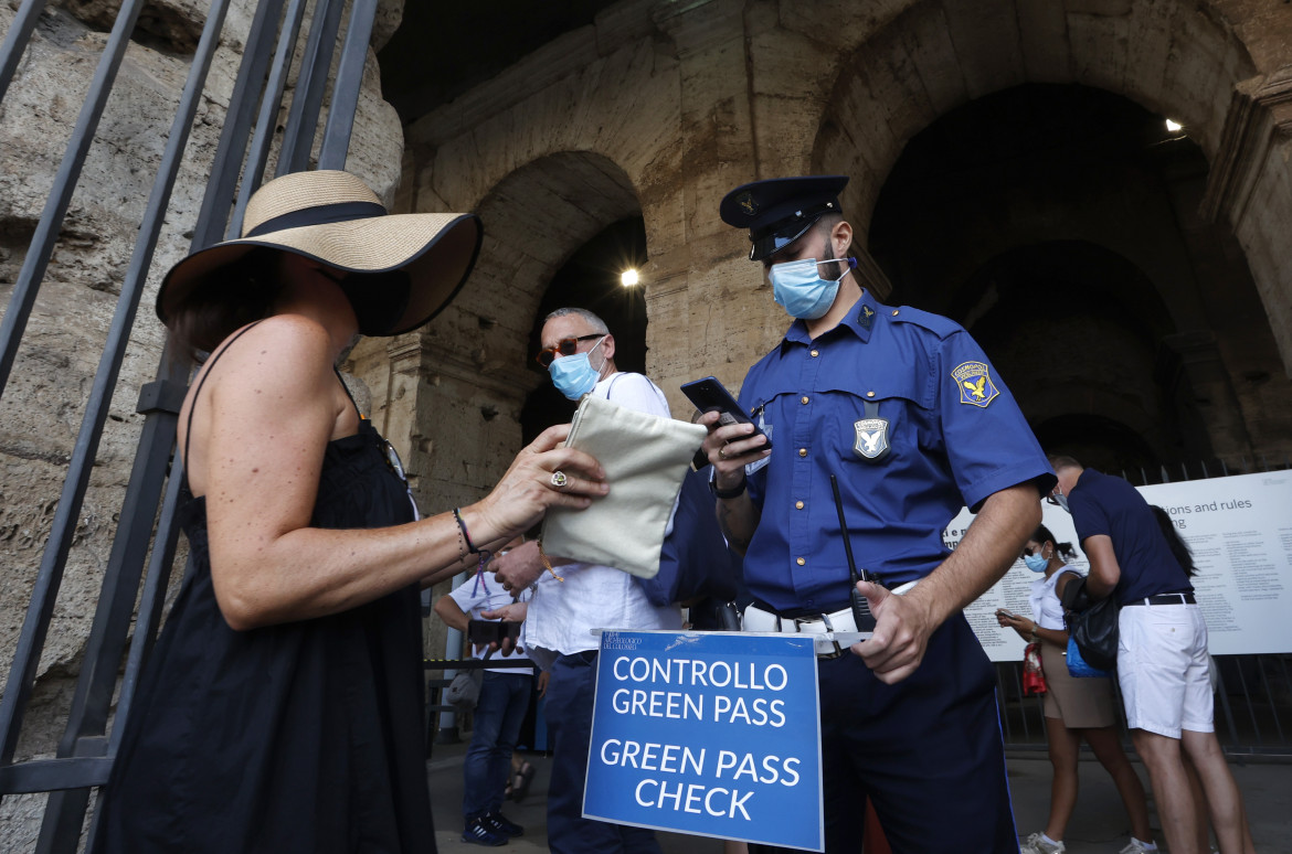 «Solo se il pass è falso gli esercenti devono controllare i documenti»