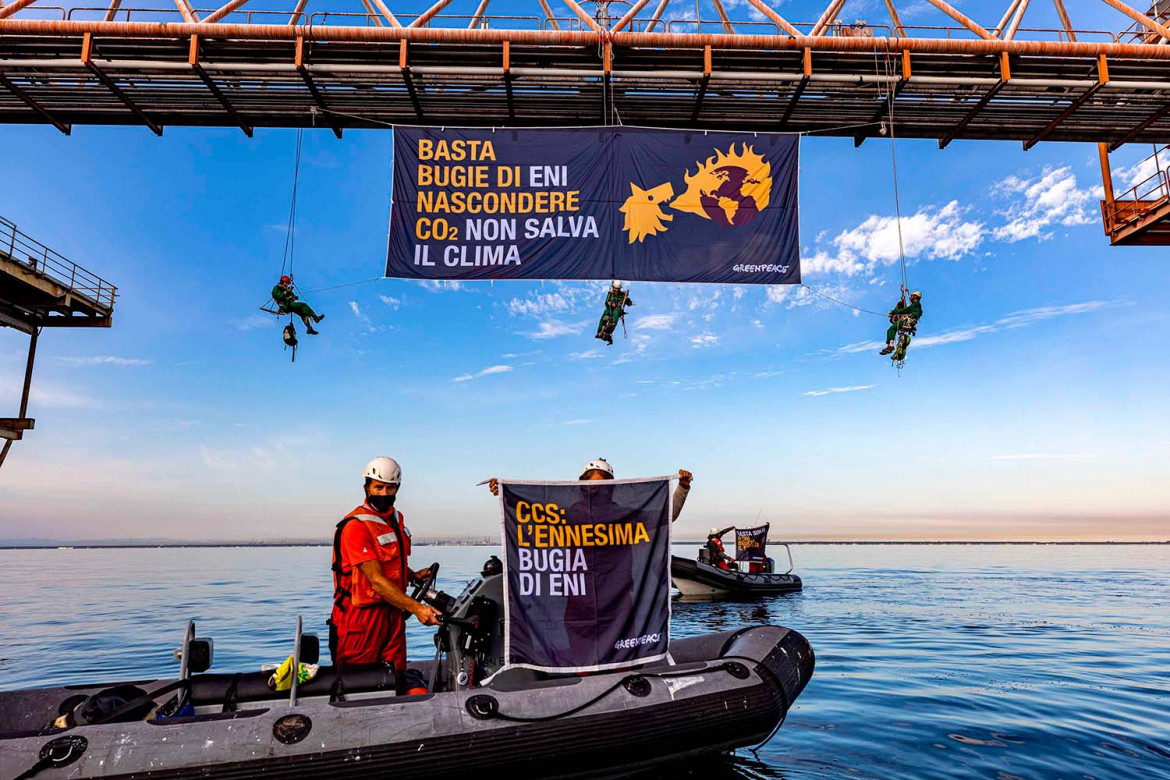 Blitz di Greenpeace al sito Eni Assedio al meeting gas