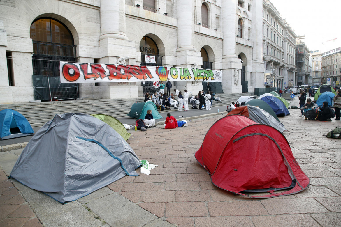 «O la Borsa o la vita», presidio in tenda a piazza Affari