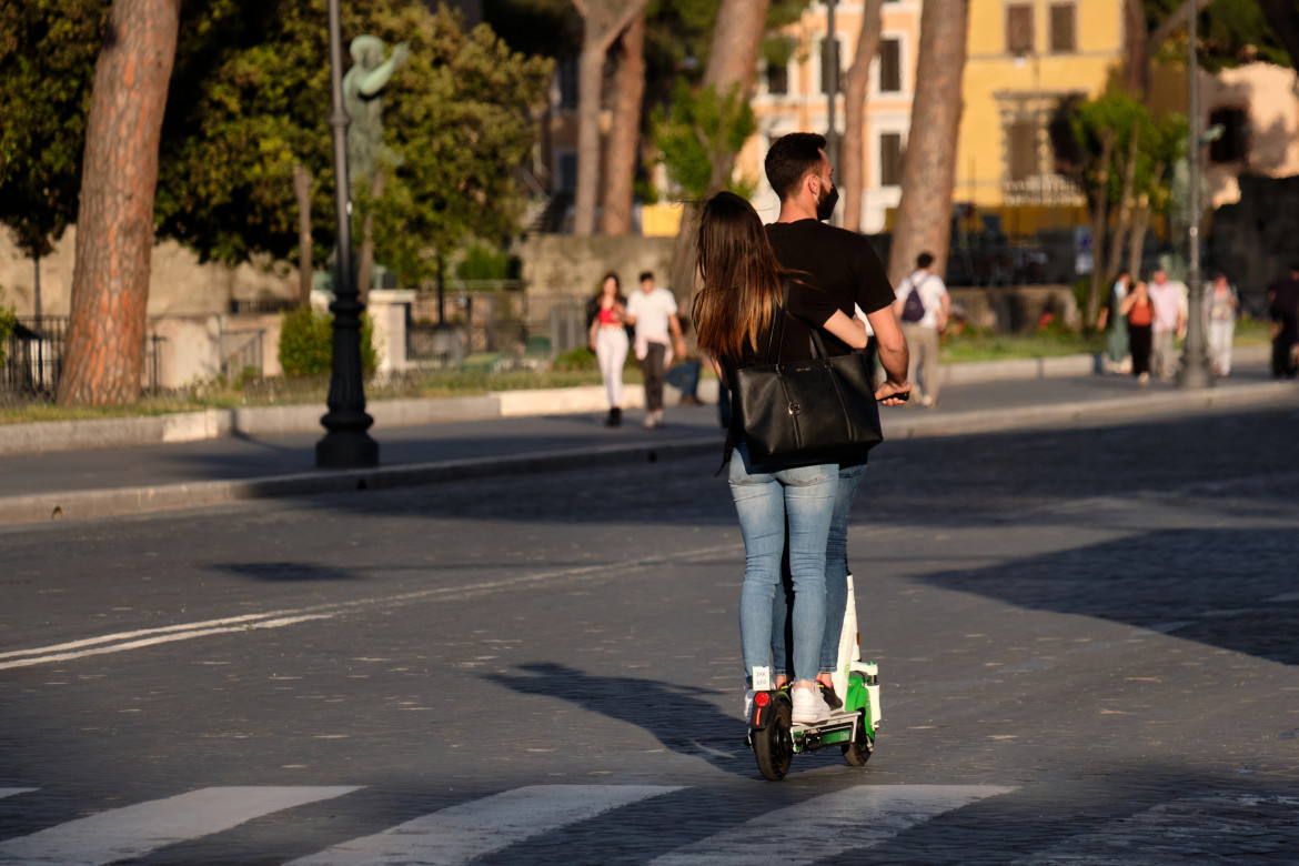 Elettrico: boom del privato, bus pubblici al palo