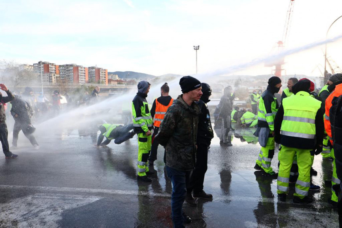 Scontri al porto di Trieste, scene da guerriglia urbana