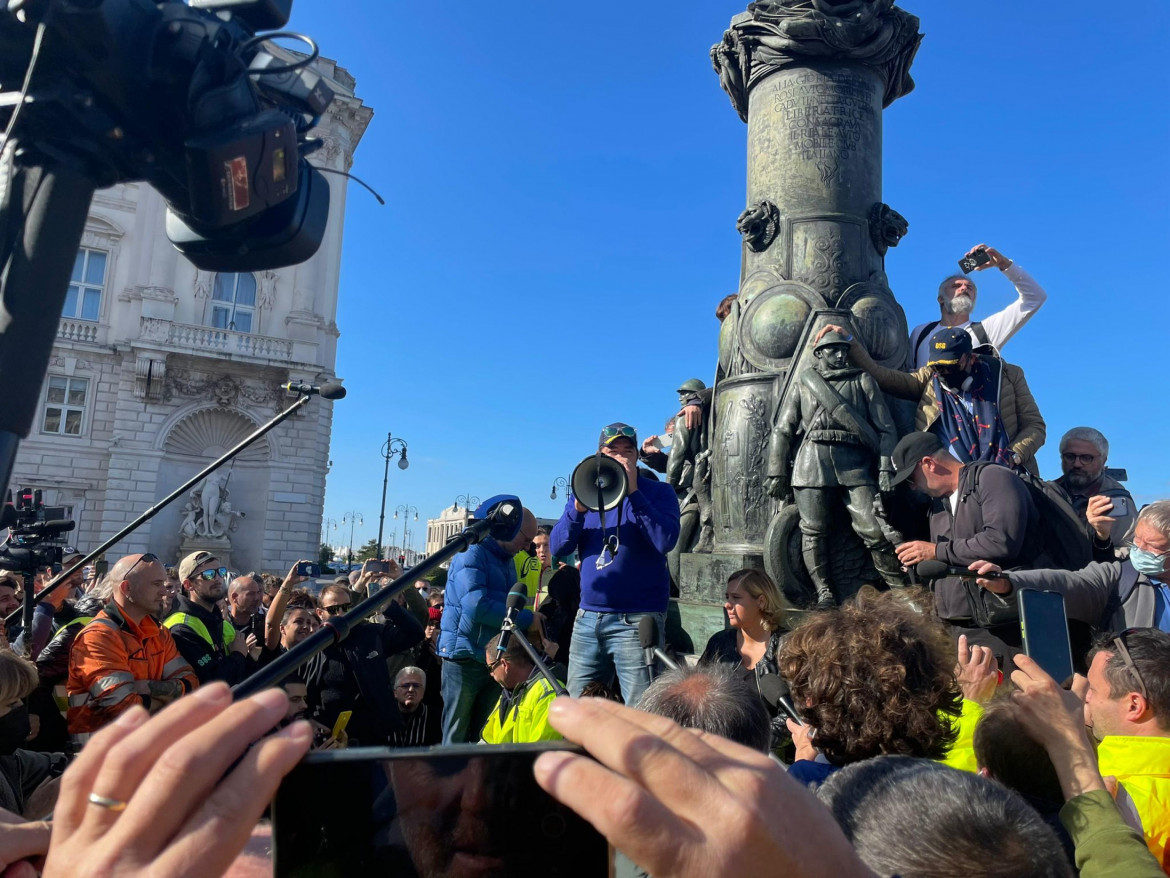 Trieste, i portuali rilanciano: «No all’obbligo per i sanitari»