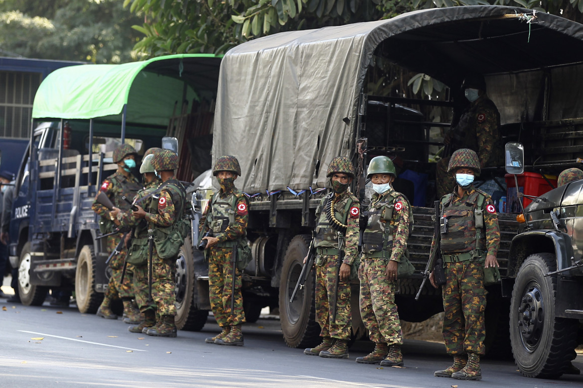 Armi al Myanmar, l’Italia fa triangolo