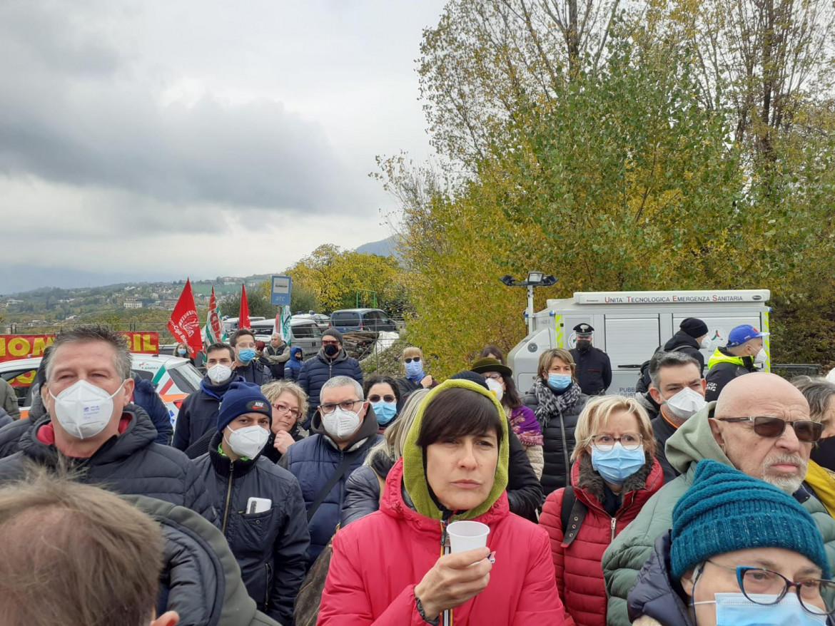 Saga Coffee reindustrializzata: le operaie festeggiano la vittoria