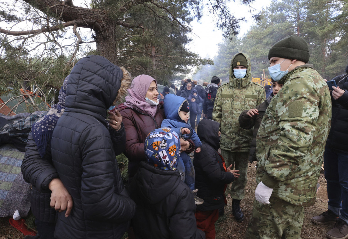 Arrivano i parà russi. La crisi è sempre meno dei migranti