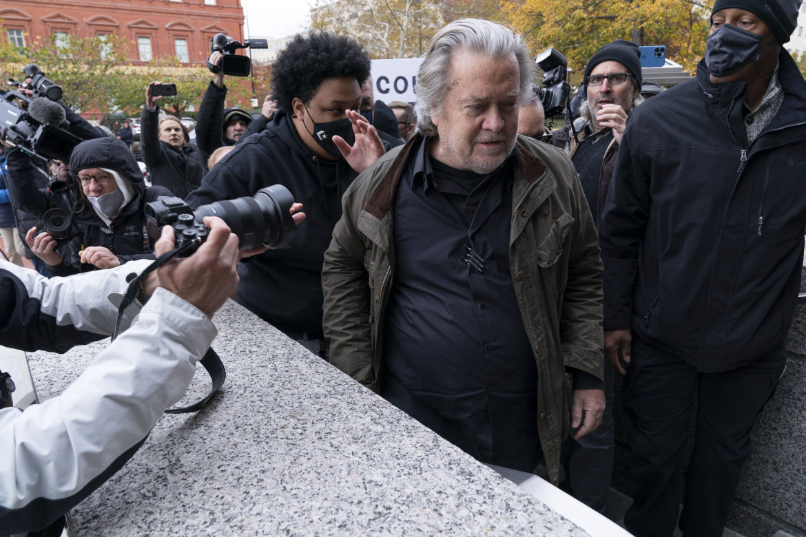 Bannon si consegna all’Fbi, rischia un anno per oltraggio