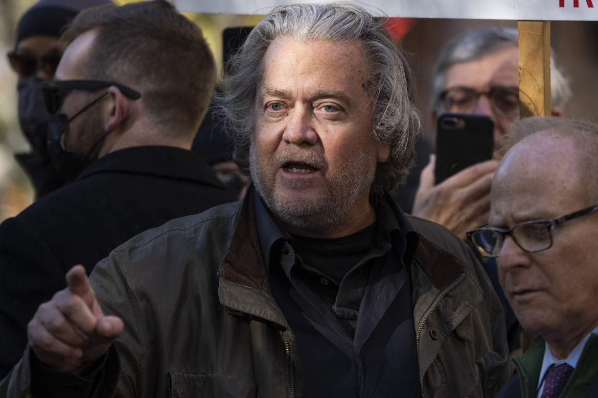 Steve Bannon davanti al giudice, resta libero in attesa del processo