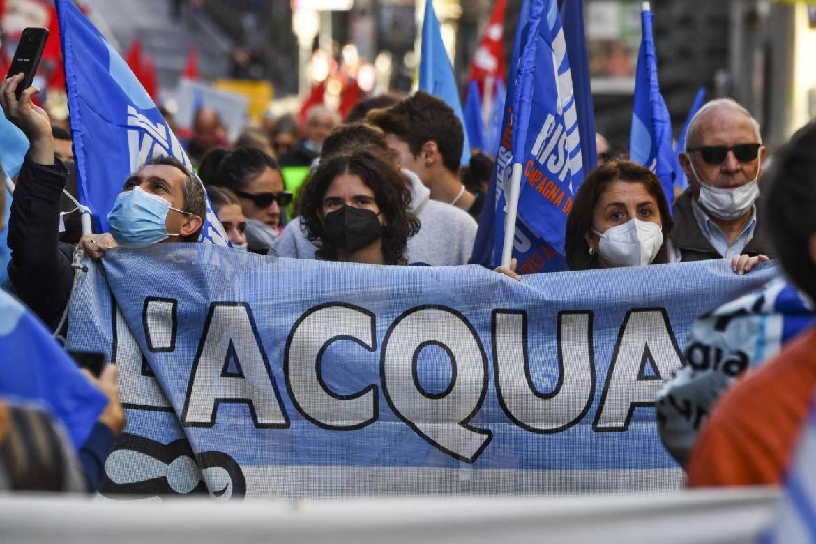 manifestazione acqua pubblica napoli