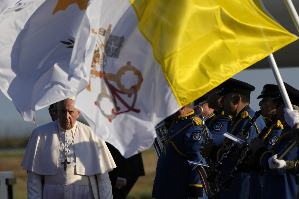 Bergoglio vola a Cipro e in Grecia per abbattere i muri vecchi e nuovi dell’Europa