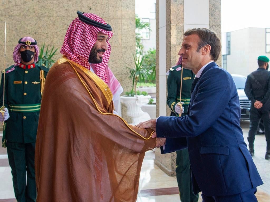 Macron vola a Gedda e ripulisce anche bin Salman