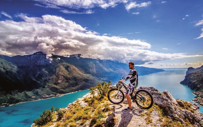 La passione per la mountain-bike ridisegna territori, boschi e sentieri