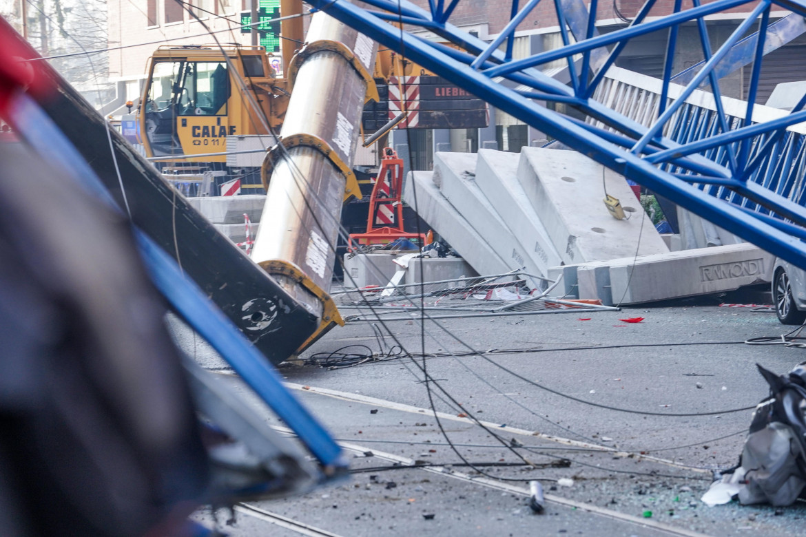 Crolla una gru in un cantiere. Morti tre operai a Torino