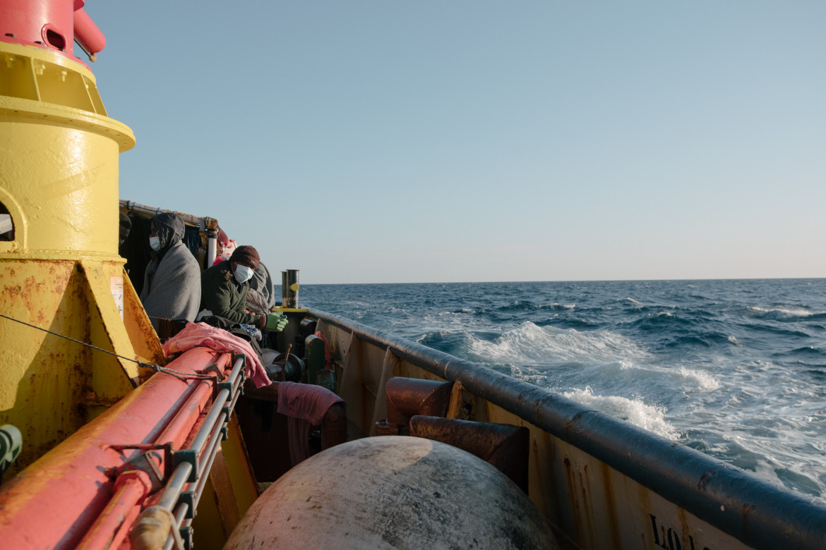 Sea-Watch 3, invece del porto arrivano latte in polvere e pannolini