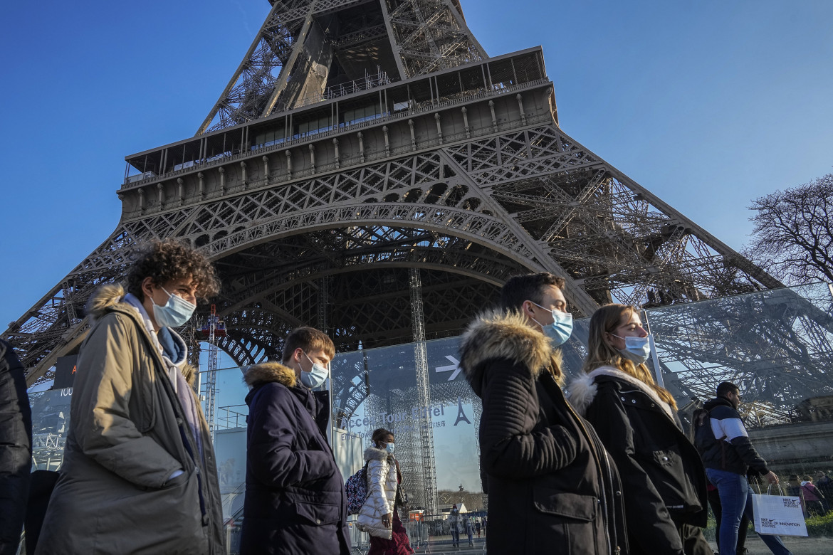 Francia, picco di casi. Stretta  e booster dopo tre mesi