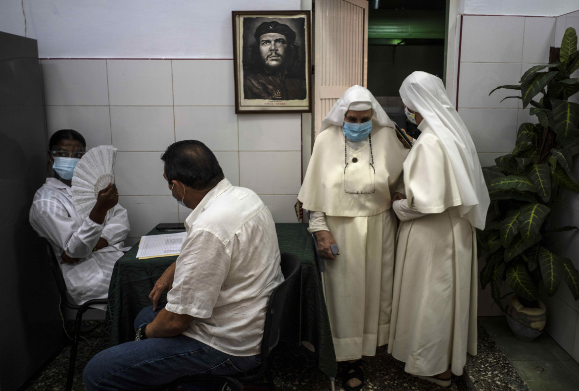 A Cuba il Covid è sotto controllo, lo strangolamento Usa no