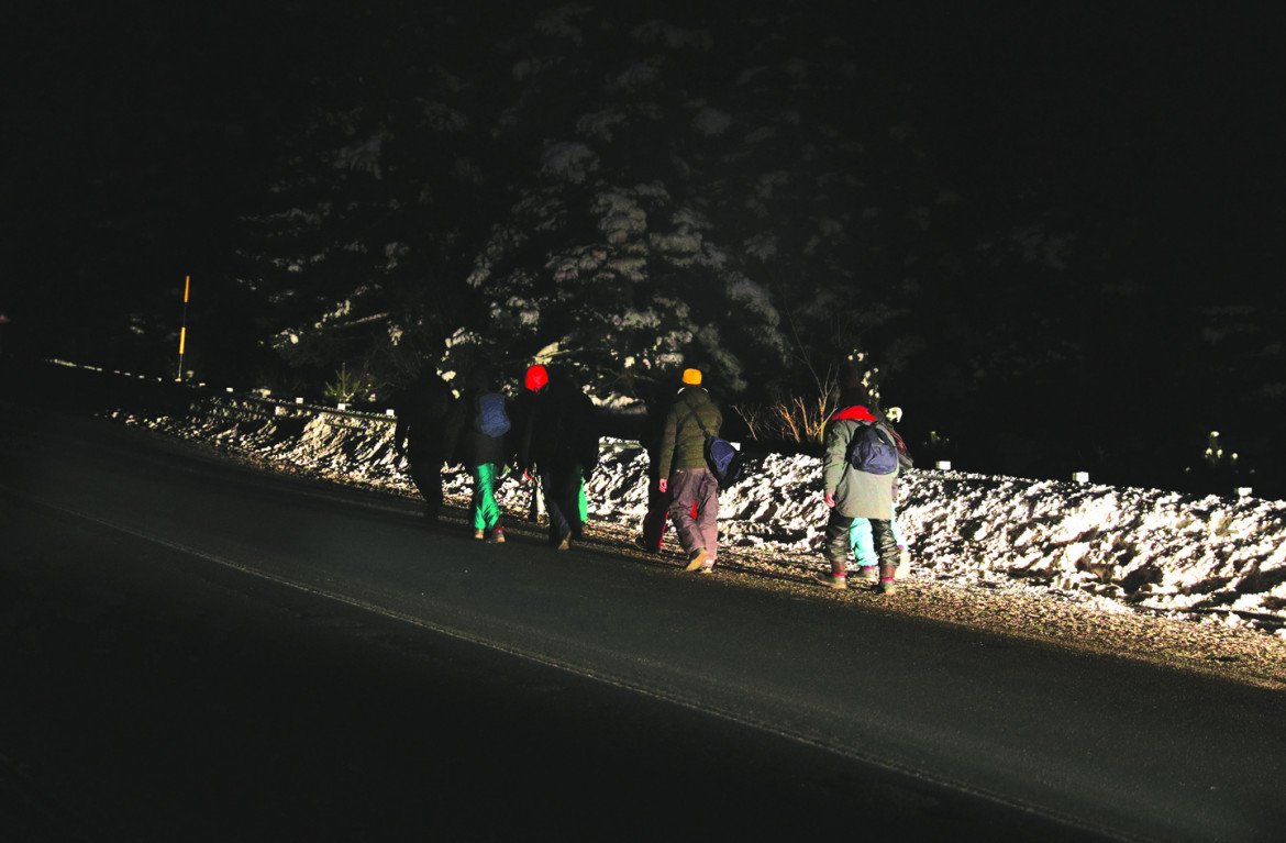 Scarponi rotti eppur bisogna andar, la notte migrante per la libertà