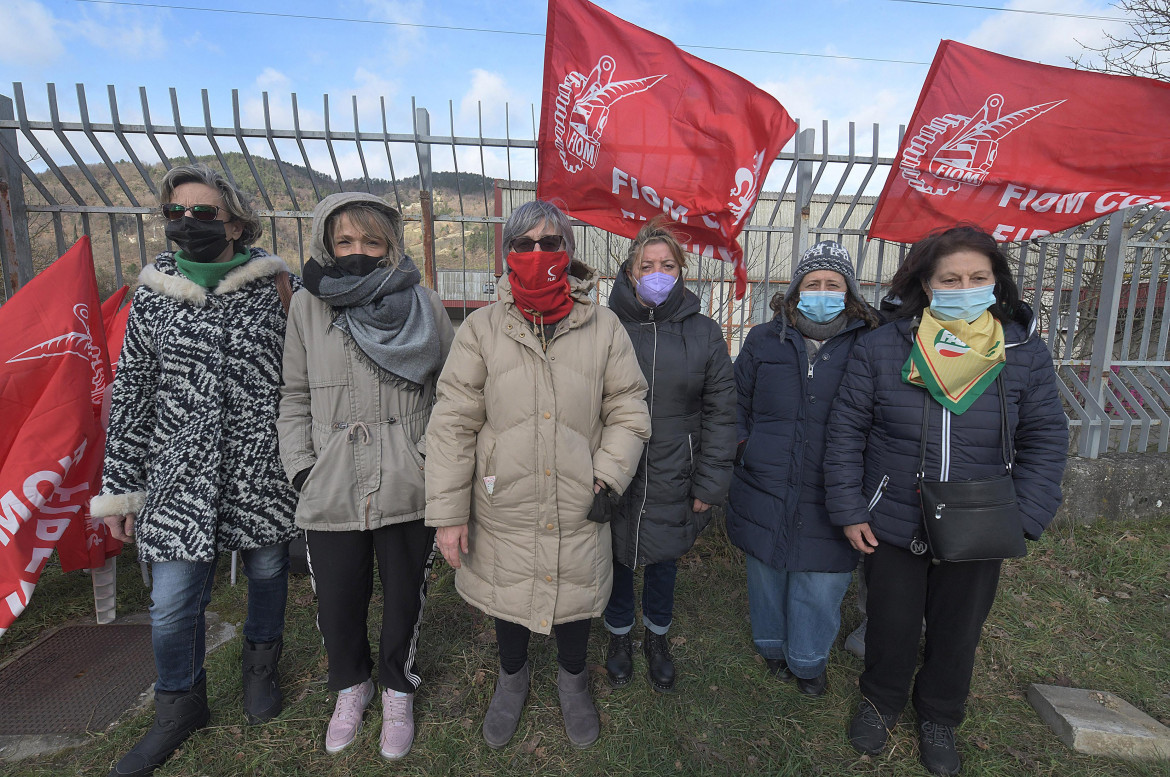 Riaperta la “fabbrica dei marroni”. Le operaie riconquistano il lavoro