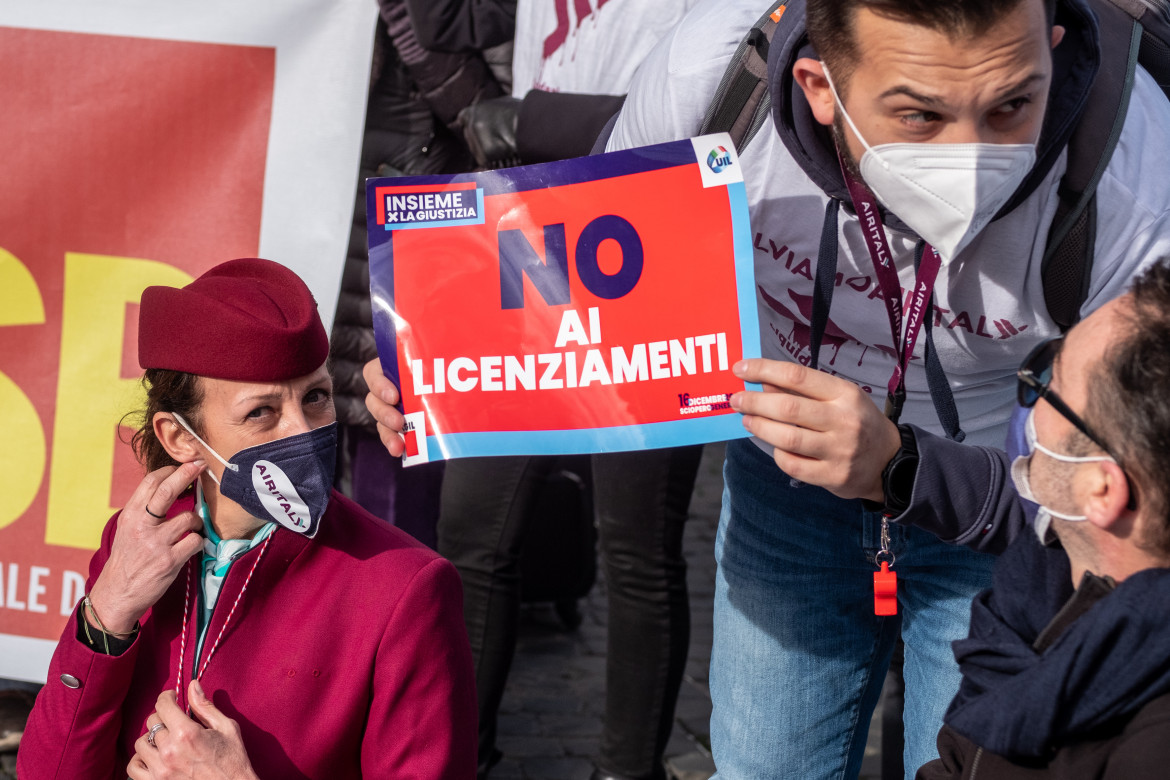 «Air Italy come Alitalia». In 200 in corteo a Roma