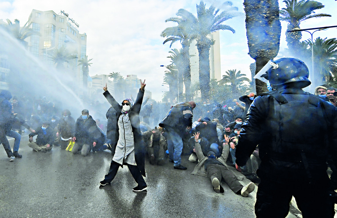 Saied ha perso la pazienza: coprifuoco, pestaggi e arresti