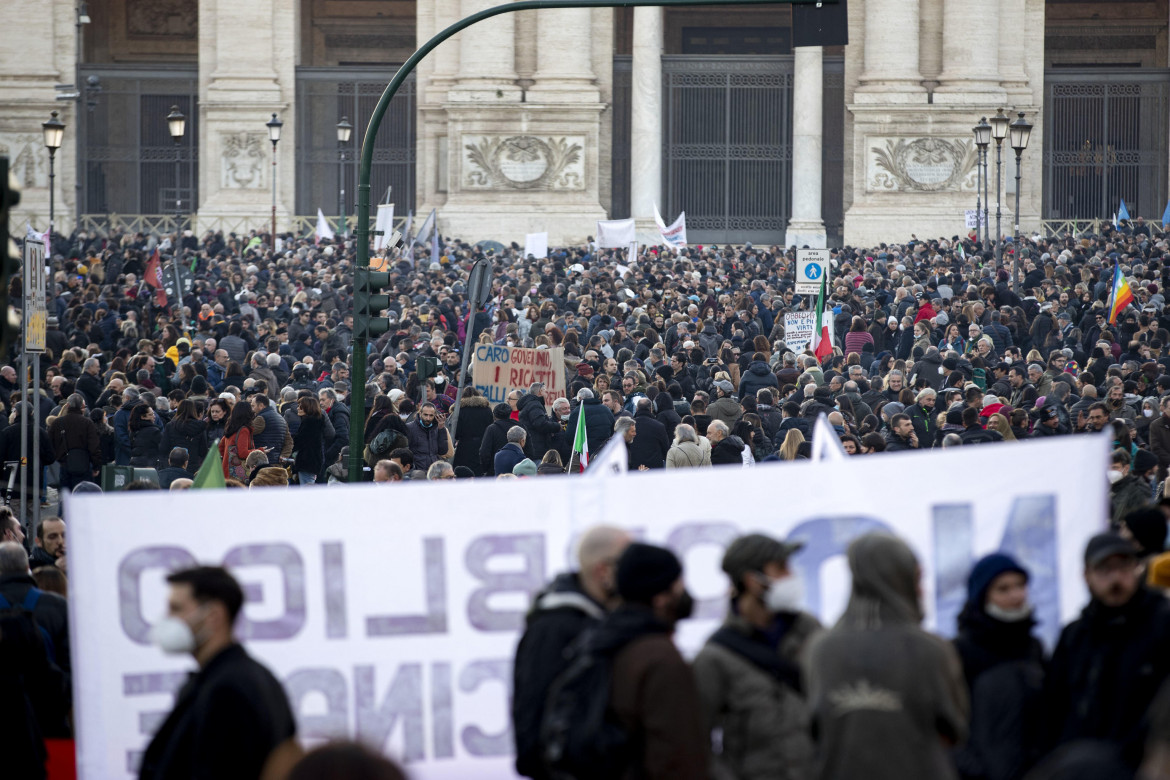 No vax in piazza, insulti a Draghi e Mattarella