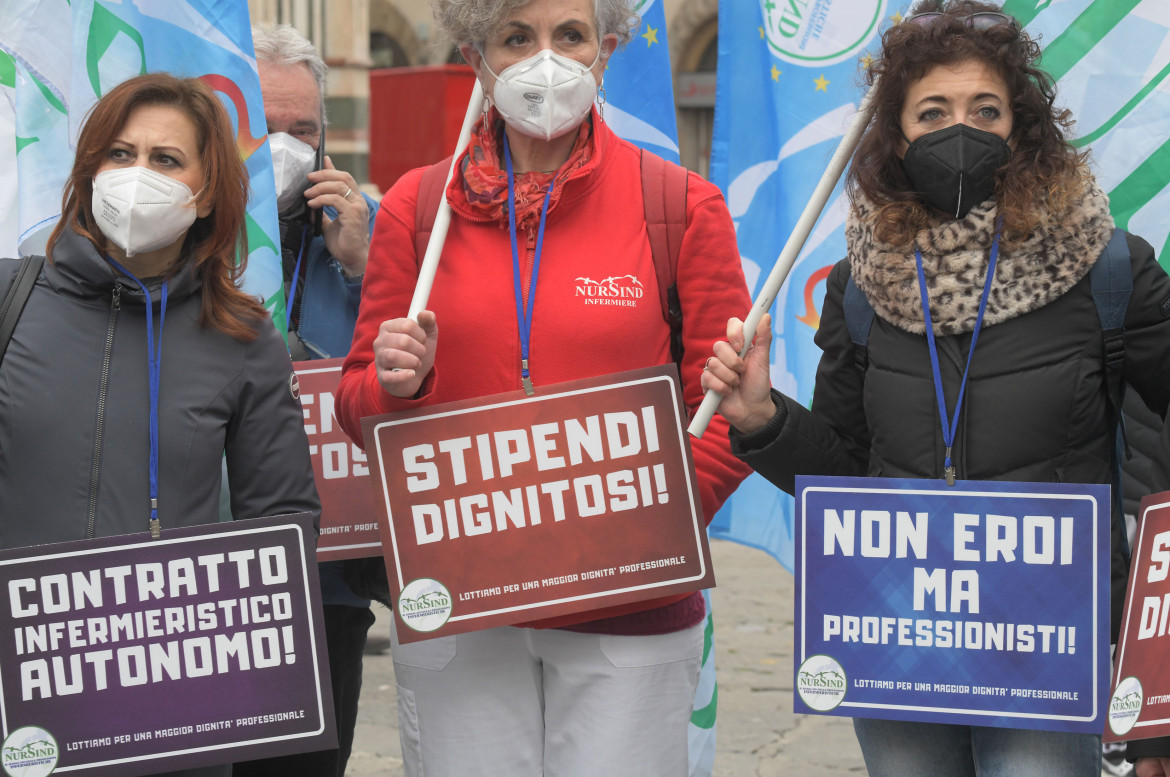 Infermieri in piazza: «Non siamo eroi, vogliamo essere pagati»