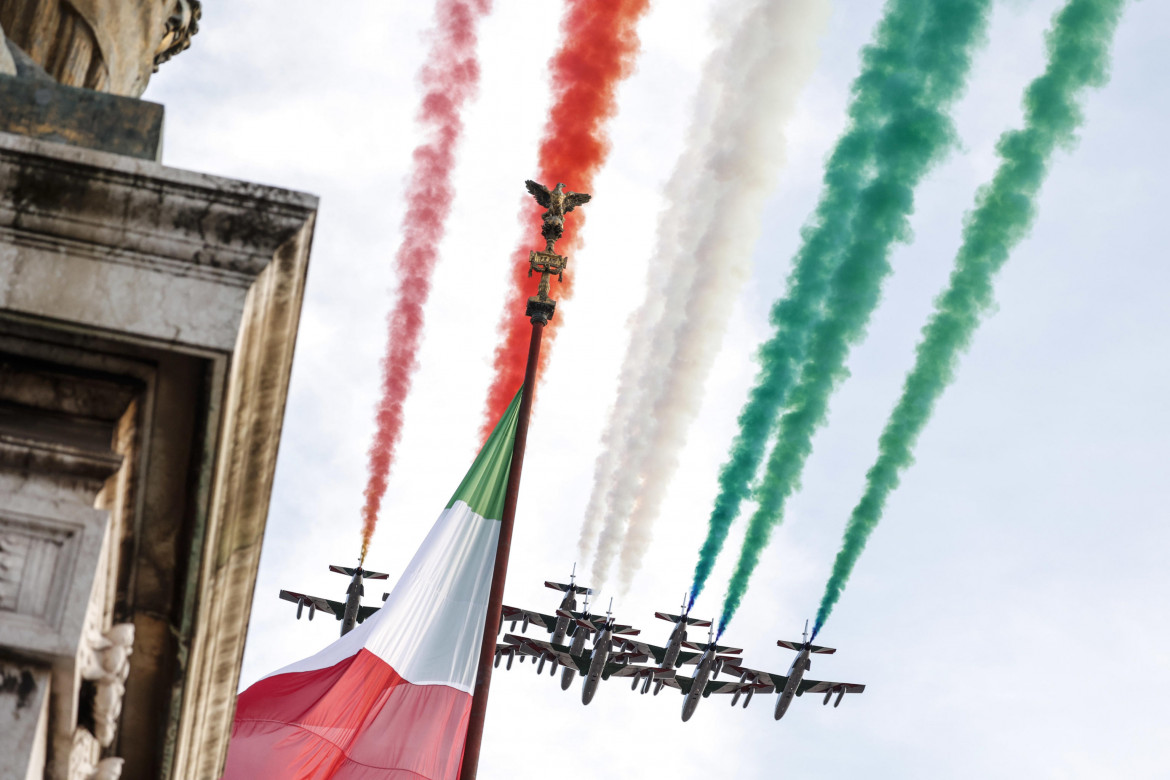 Show delle Frecce tricolori sul Poetto: fumi fatui sopra il disastro