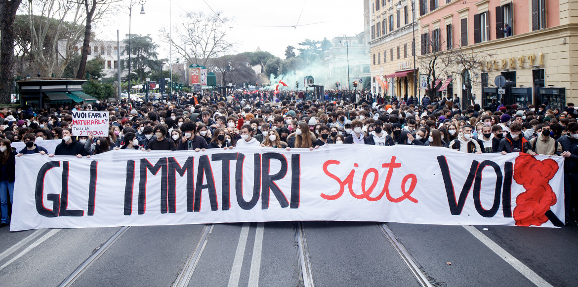 Studenti in rivolta: «Non siamo numeri, nessuno va sfruttato»