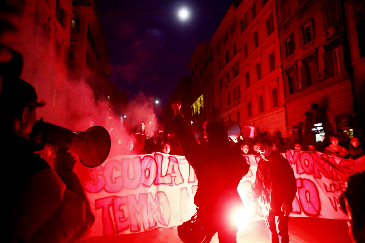 Lamorgese scarica la responsabilità delle manganellate sugli studenti