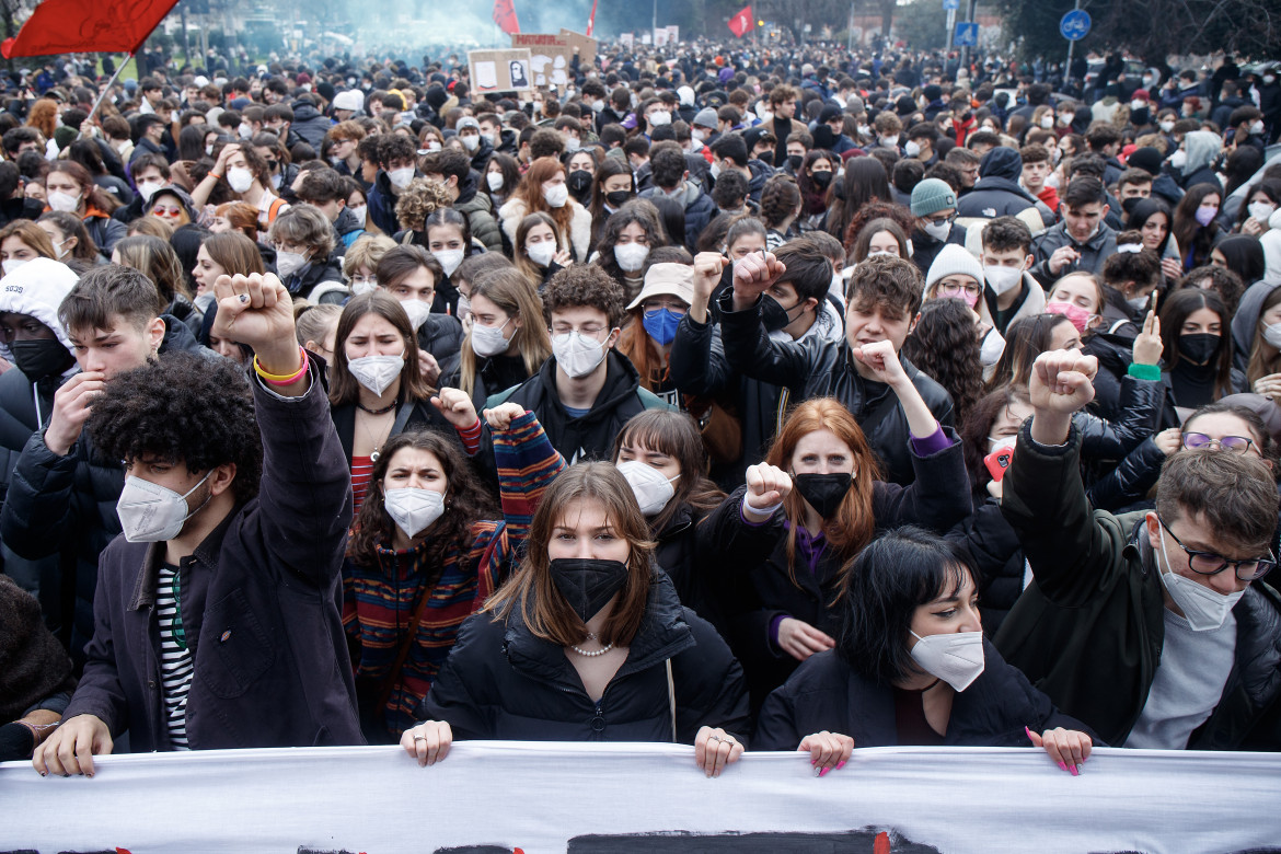 Studenti ancora in piazza: «Stop all’alternanza scuola-lavoro»