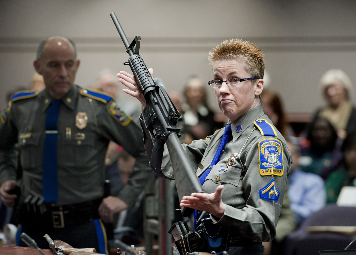 Il fucile d'assalto usato per il massacro della scuola Sandy Hook mostrato al processo, foto Ap