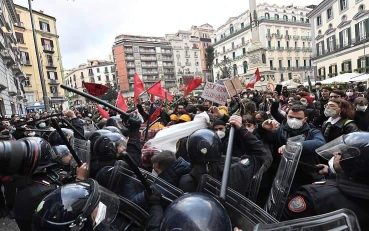 «La scuola è diventata un’azienda e noi siamo i prodotti da vendere»