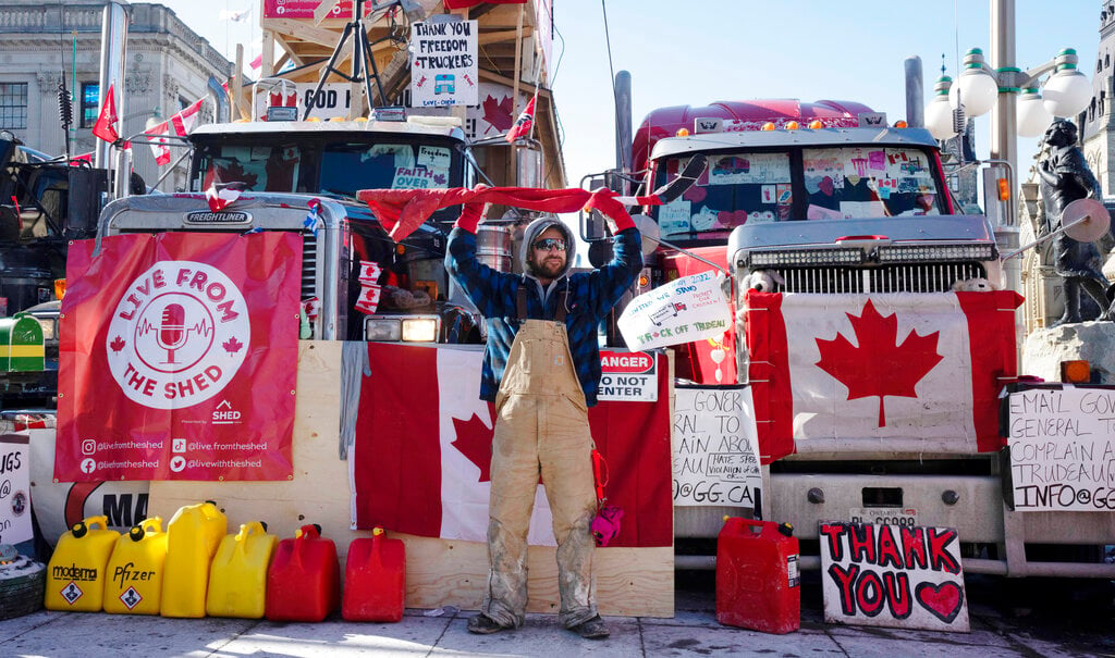 A Ottawa cominciano gli arresti. Congelati i conti dei manifestanti