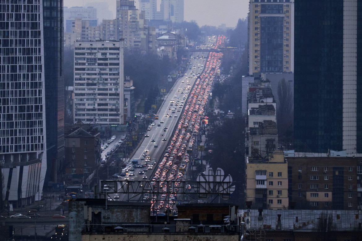 I parà di Putin alle porte di Kiev, in città è l’ora delle armi