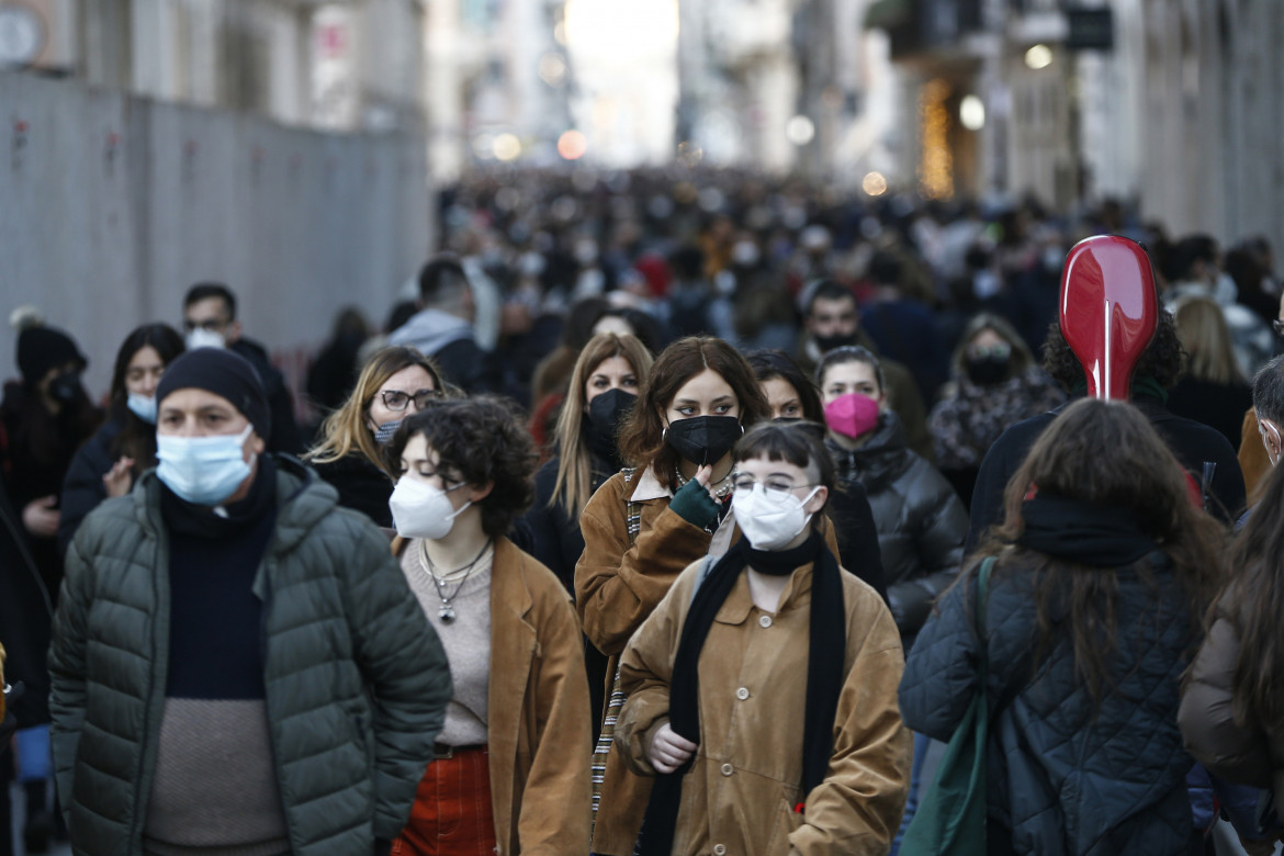 Via le mascherine all’aperto da venerdì