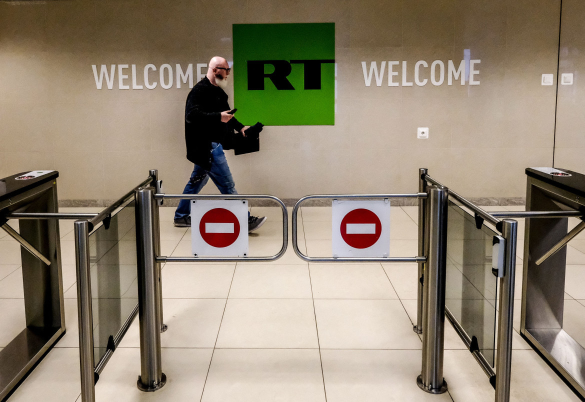 L’Ue chiude la tv Rt e Sputnik: «Informazione tossica»