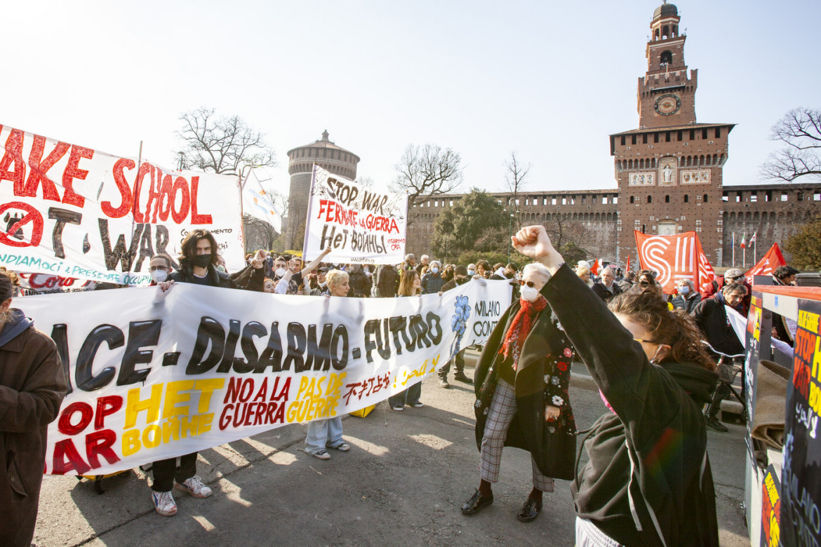 Due piazze a Milano, “Insieme per l’Ucraina” e “No alle guerre e no alla Nato”