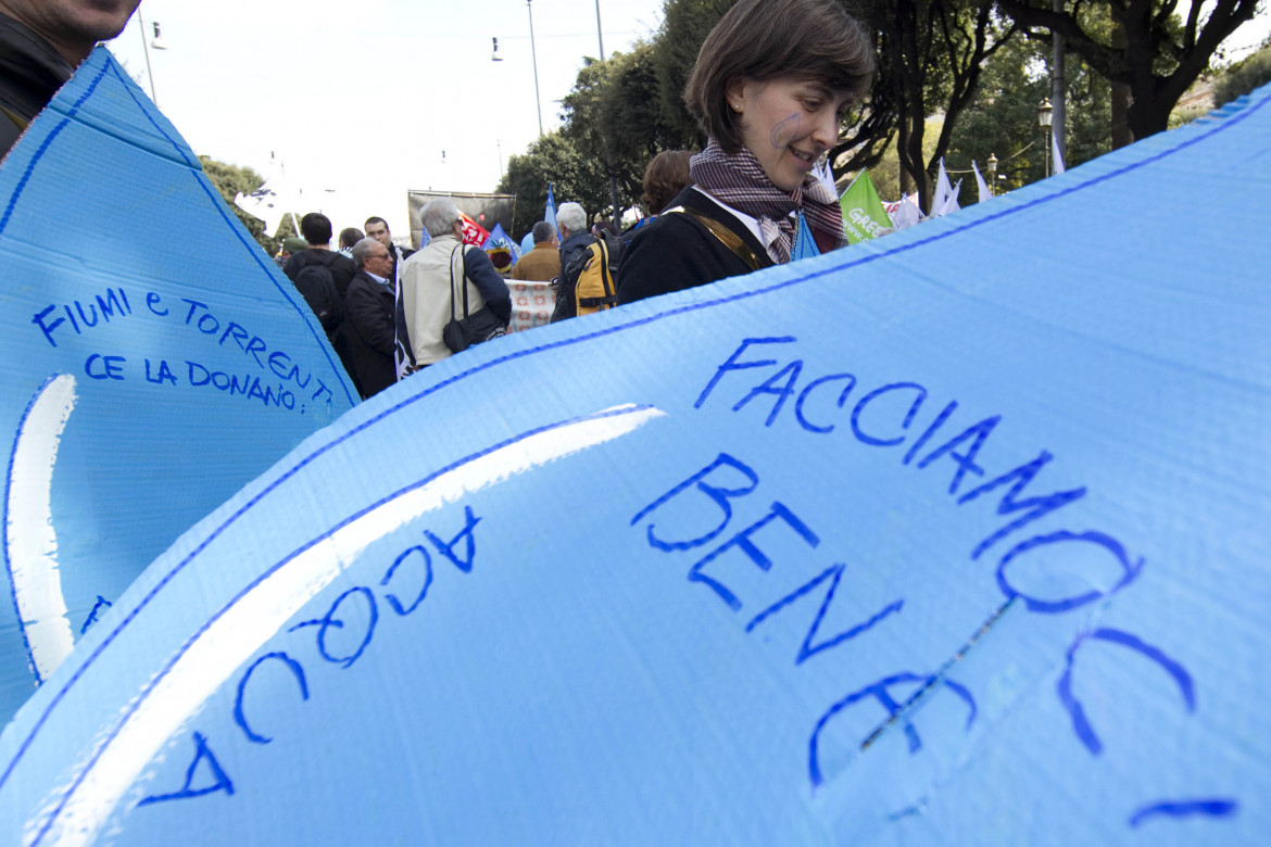 Si scrive acqua, si legge democrazia