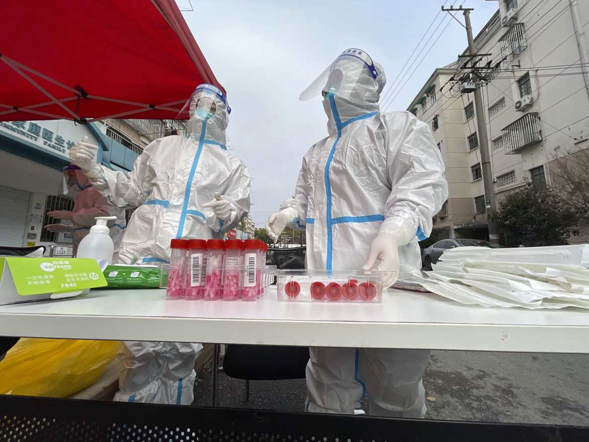 Lockdown in due fasi a Shanghai, ed è assalto ai supermercati