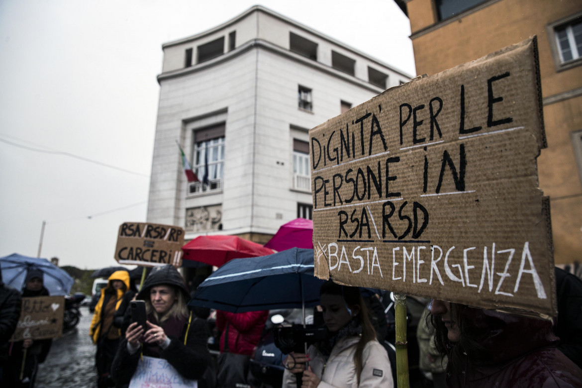 Anziani nelle Rsa come carcerati, la protesta di sindacati e associazioni