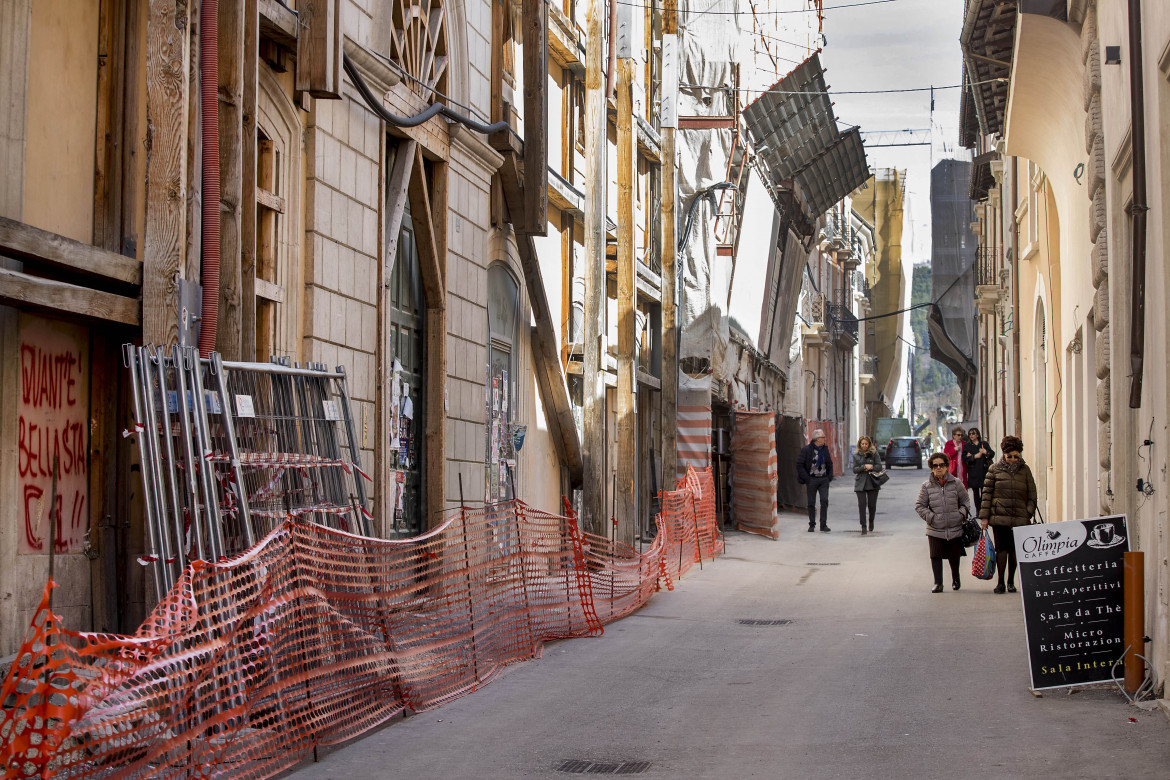 L’Aquila 13 anni dopo, la città sospesa torna in piazza