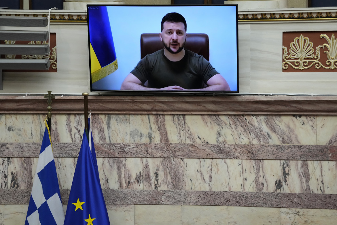 Zelensky parla al parlamento greco. Con due membri del battaglione Azov