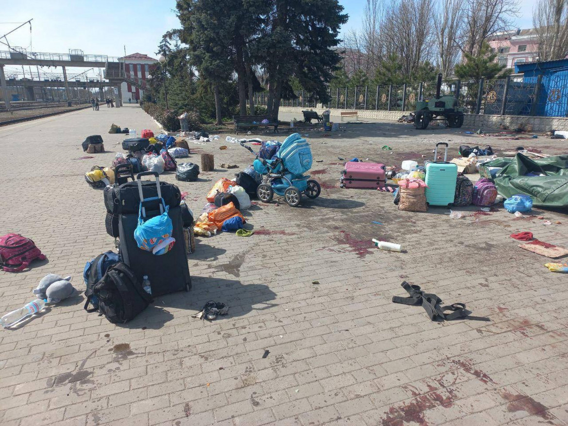 Missili sulla stazione dei treni Strage di civili a Kramatorsk