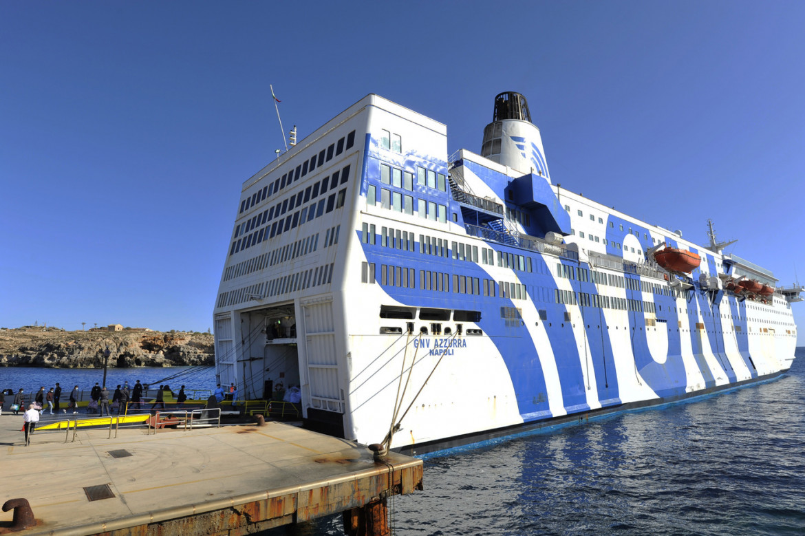 Le navi quarantena ancora in mare. Ma la legge non c’è