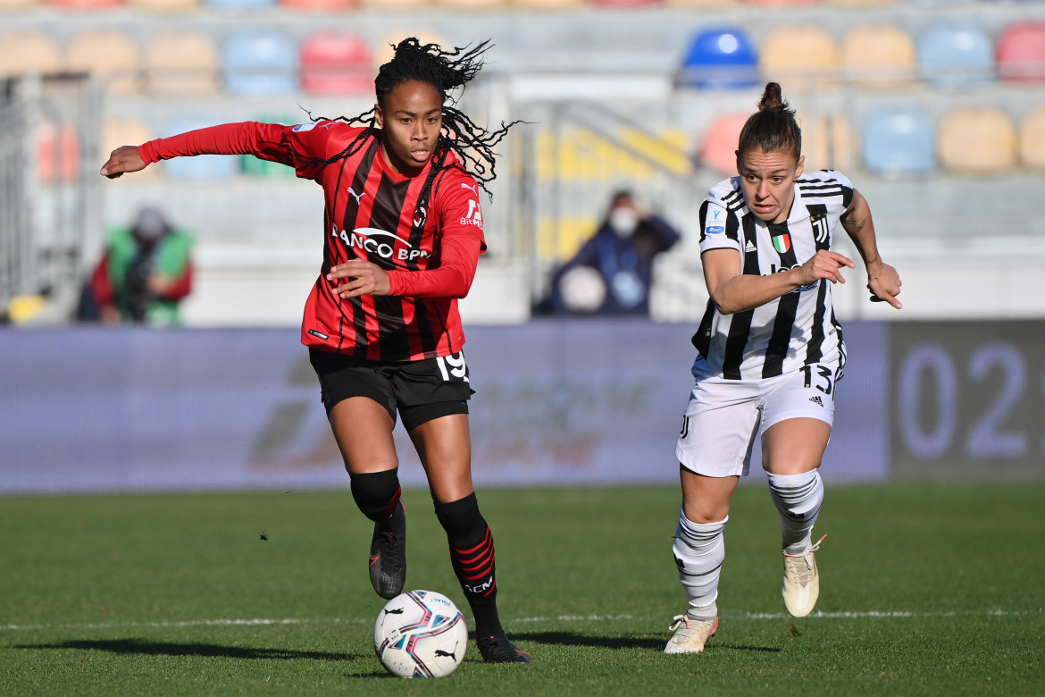 Il calcio femminile diventa professionista