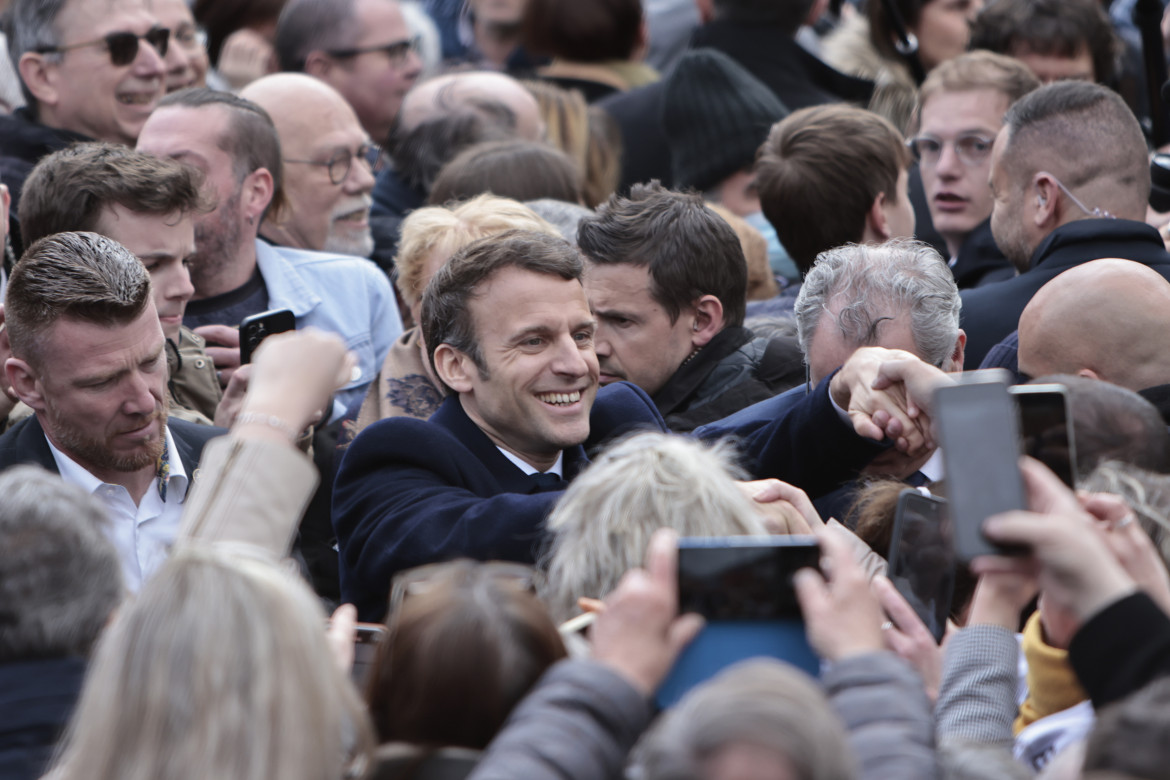 Duello Macron-Le Pen, la distanza si accorcia